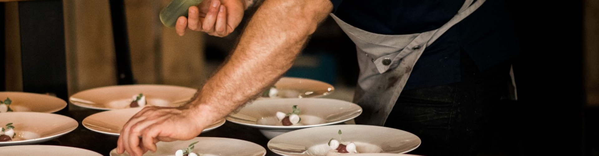 De kok bereidt het eten voor